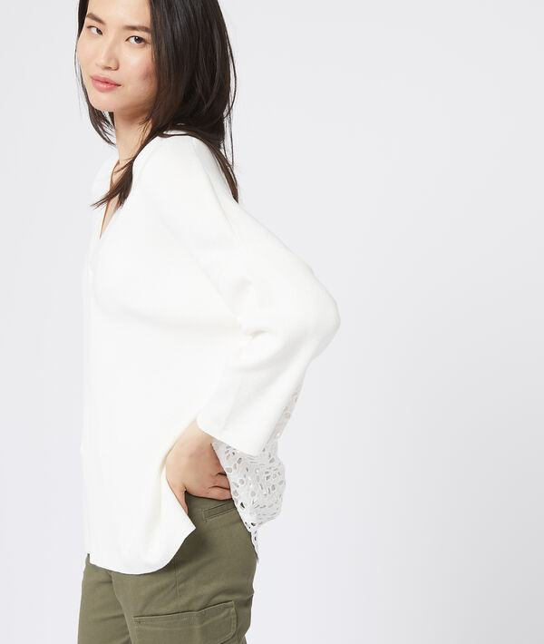 Pull en coton à broderies ecru.