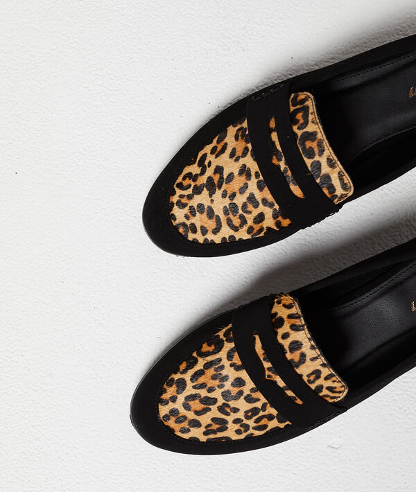 Mocassins à imprimé léopard noir.