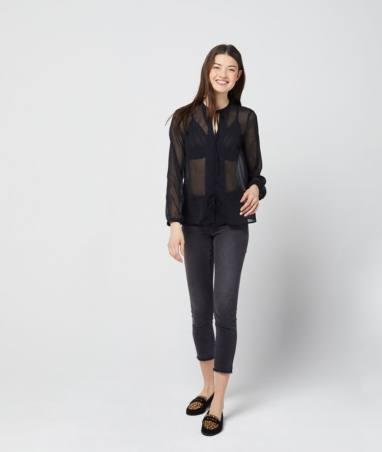 Blouse nouée en plumetis marine.