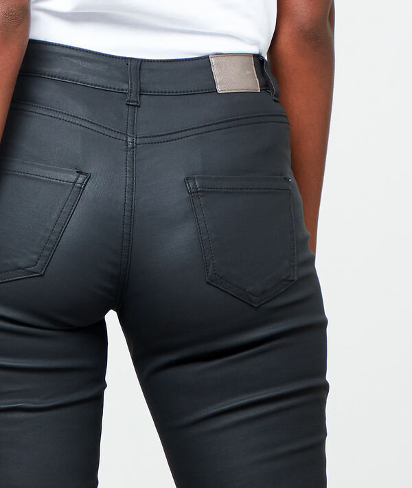 Jean slim enduit noir.