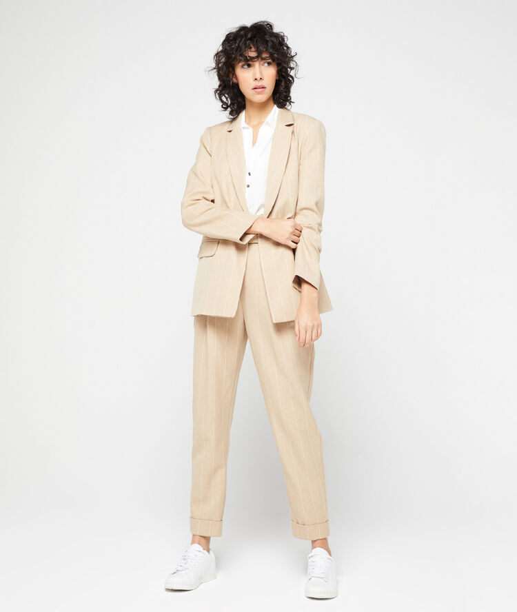 Pantalon carotte ceinturé camel.