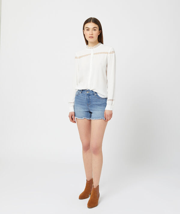 Blouse col montant à guipure ecru.