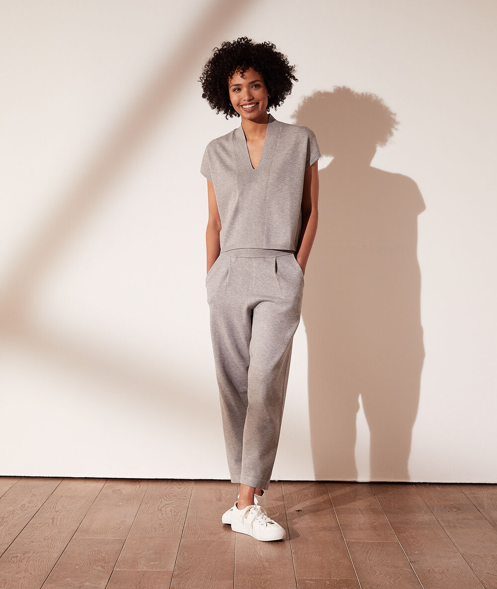 Top en maille col v gris chine.