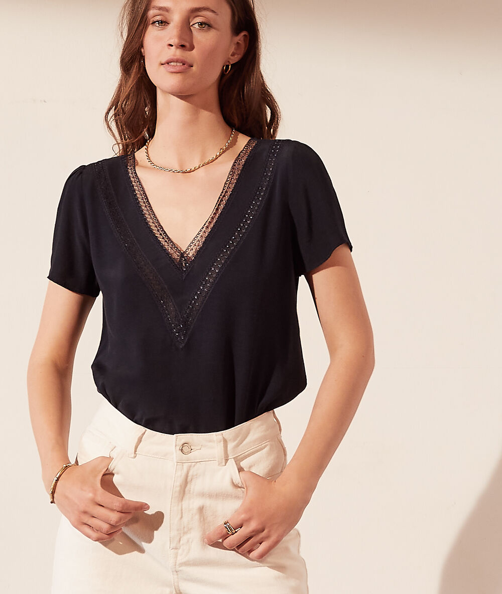 Top col v en dentelle marine.