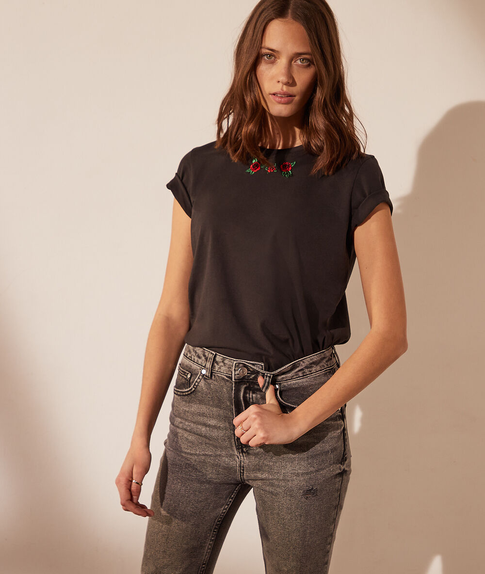 T-shirt avec roses brodées noir.