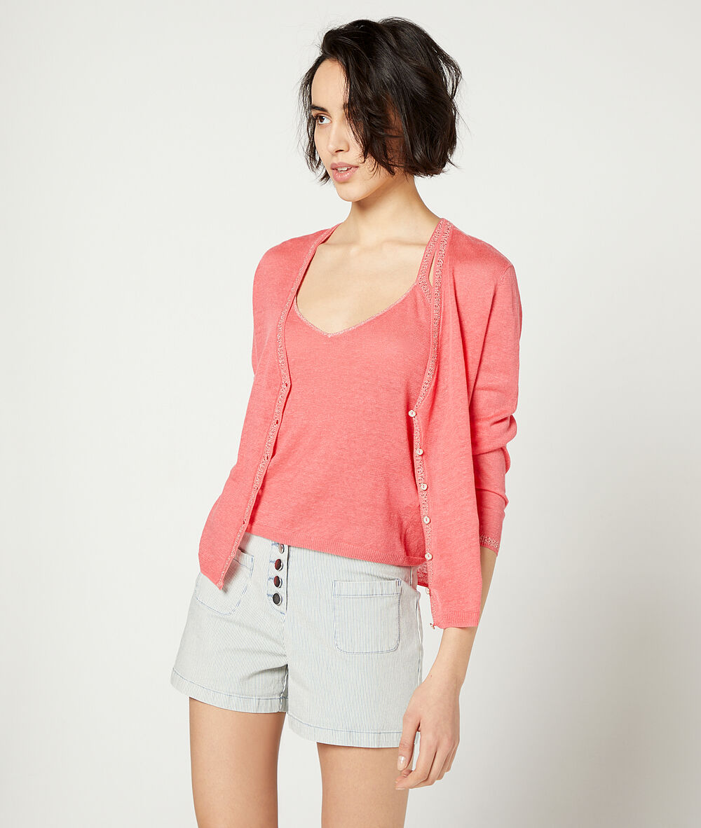 Cardigan en maille fine corail.