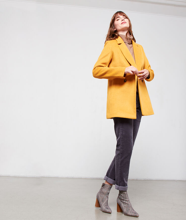Manteau droit ocre.