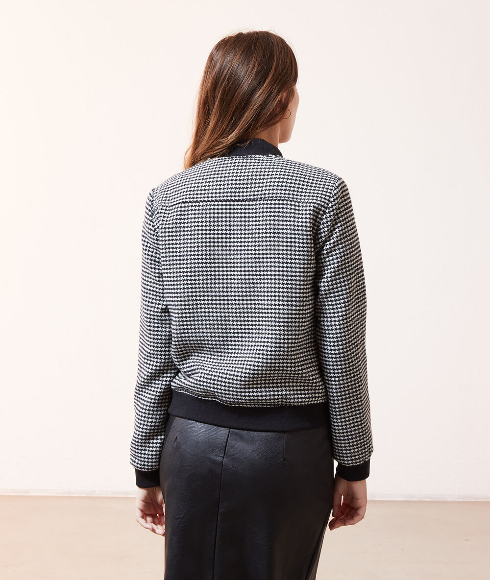 Blouson à motif pied-de-poule noir.