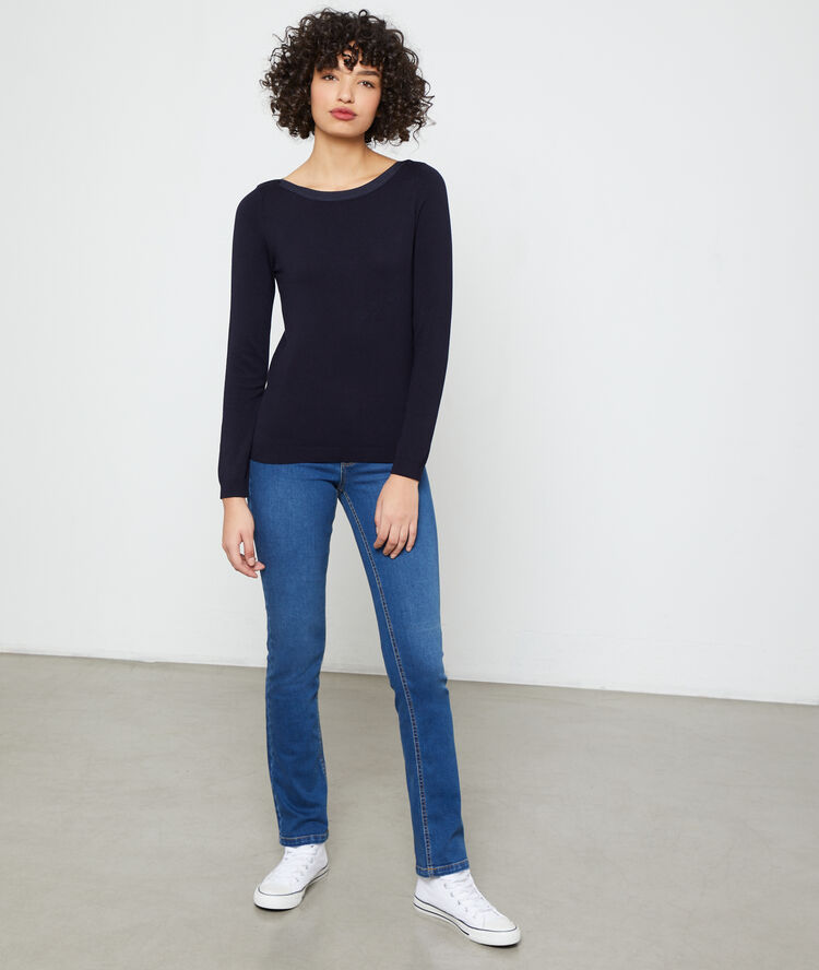 Pull col bateau en maille fine marine.