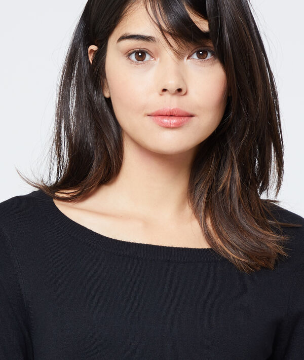 Pull col rond en maille fine noir.