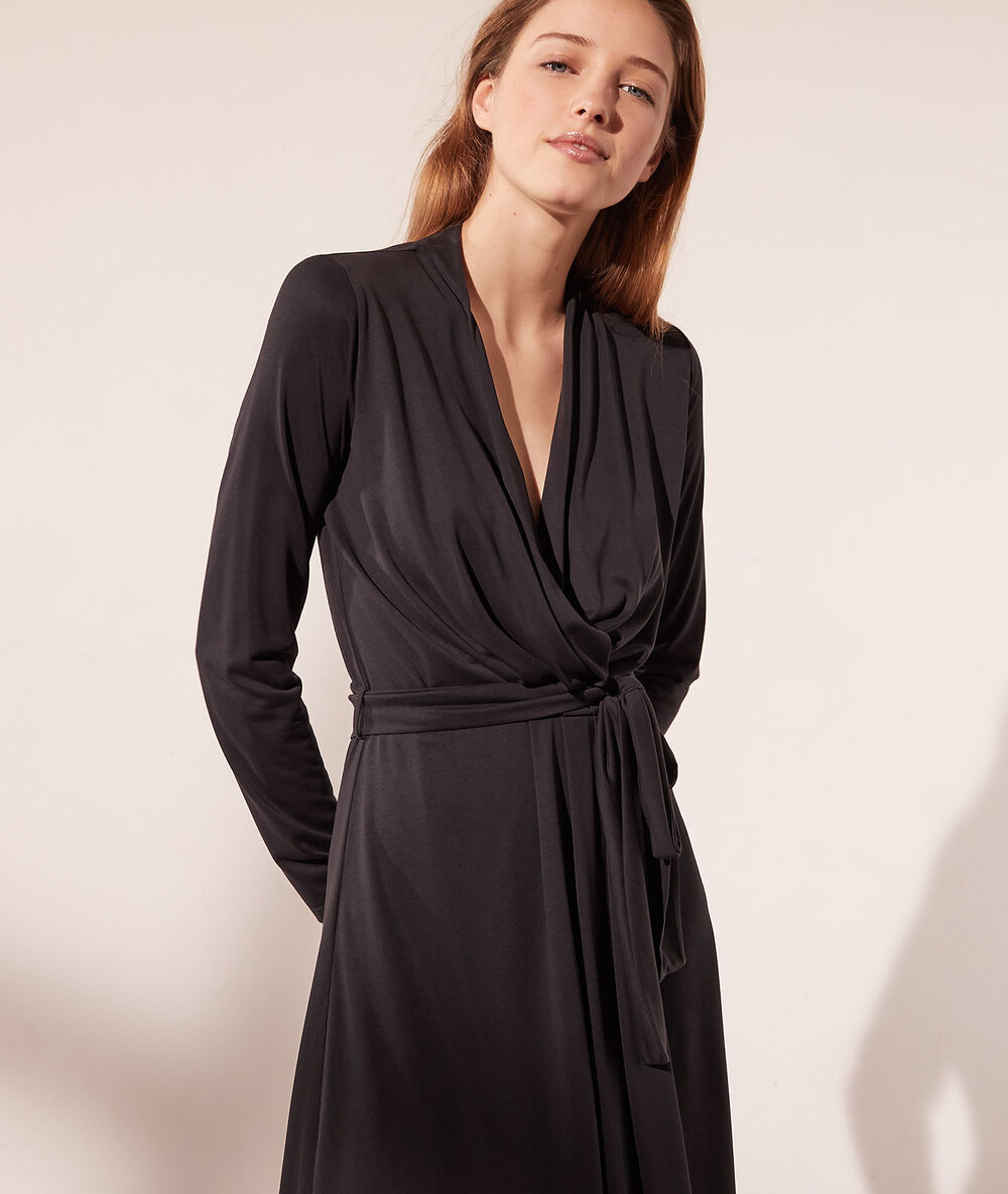 Robe fluide cache-cœur noir.