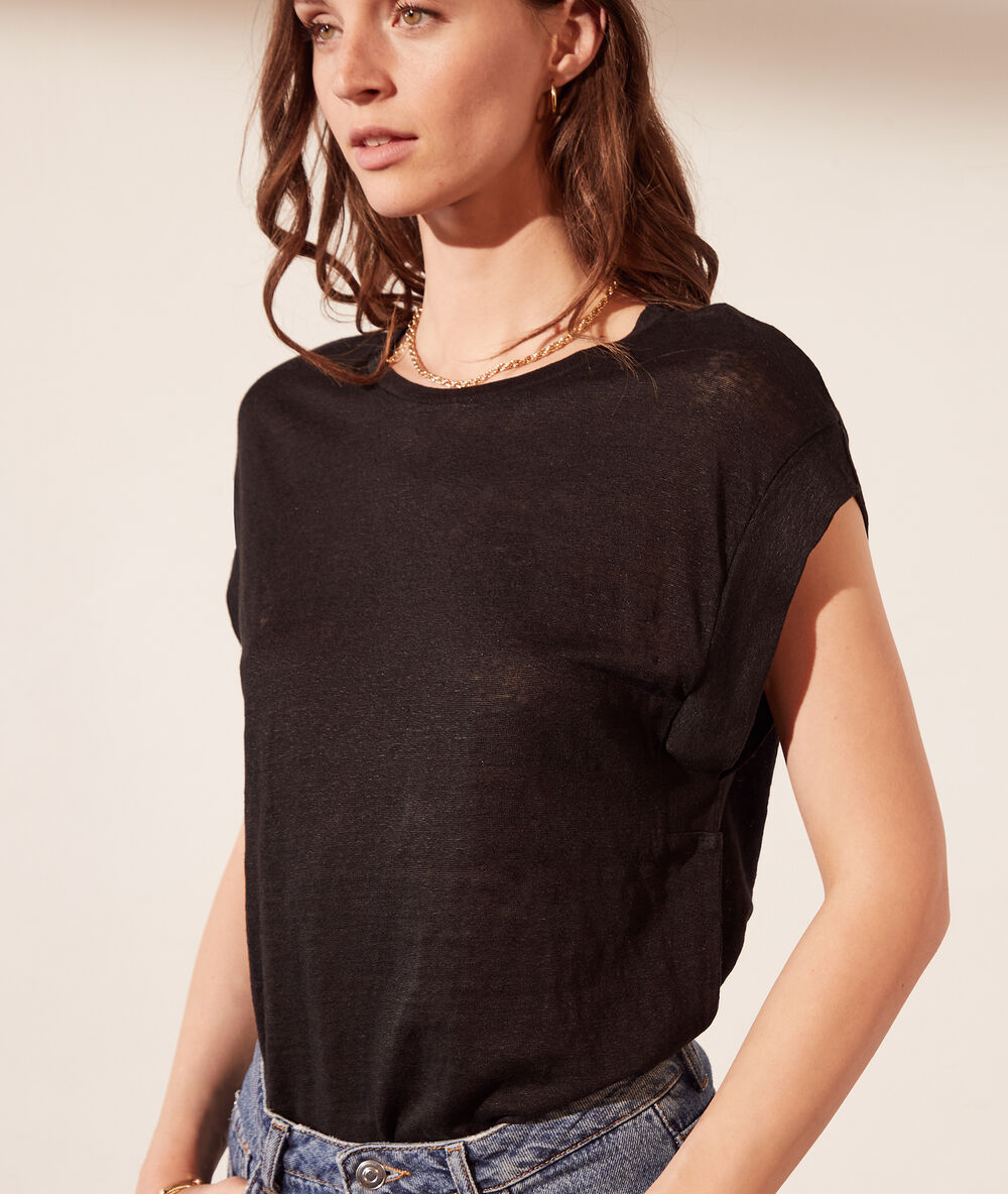 T-shirt col rond en lin noir.