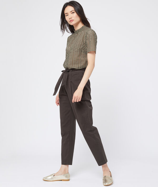 Blouse ajourée en guipure kaki.