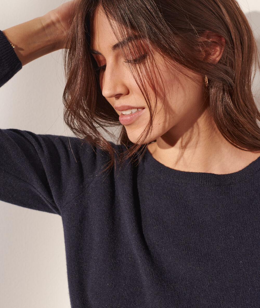 Pull col bateau en cachemire bleu marine.