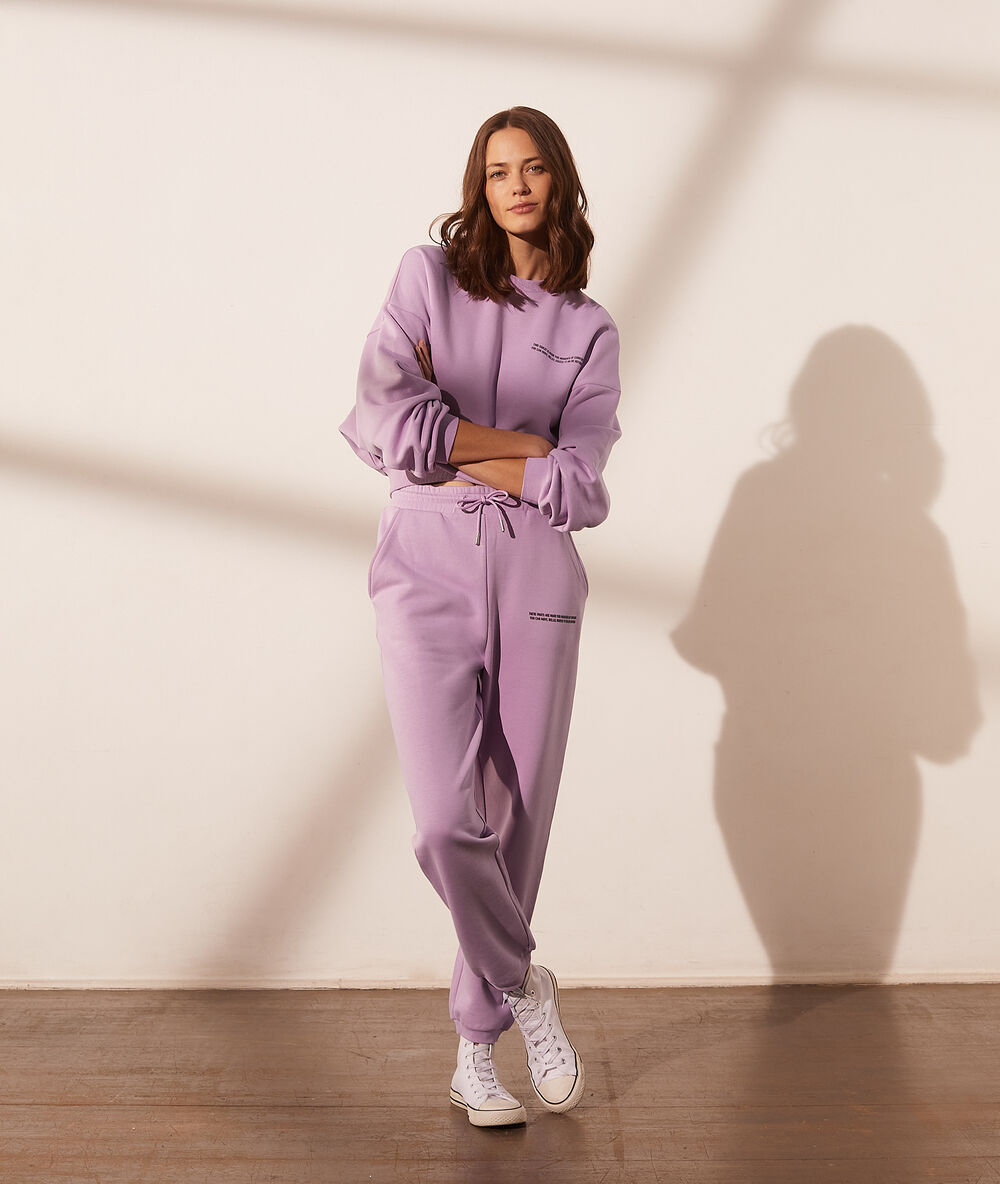 Pantalon jogger lilas.
