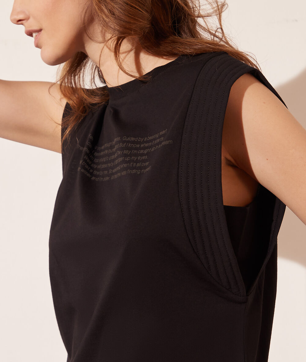 T-shirt avec épaulettes noir.
