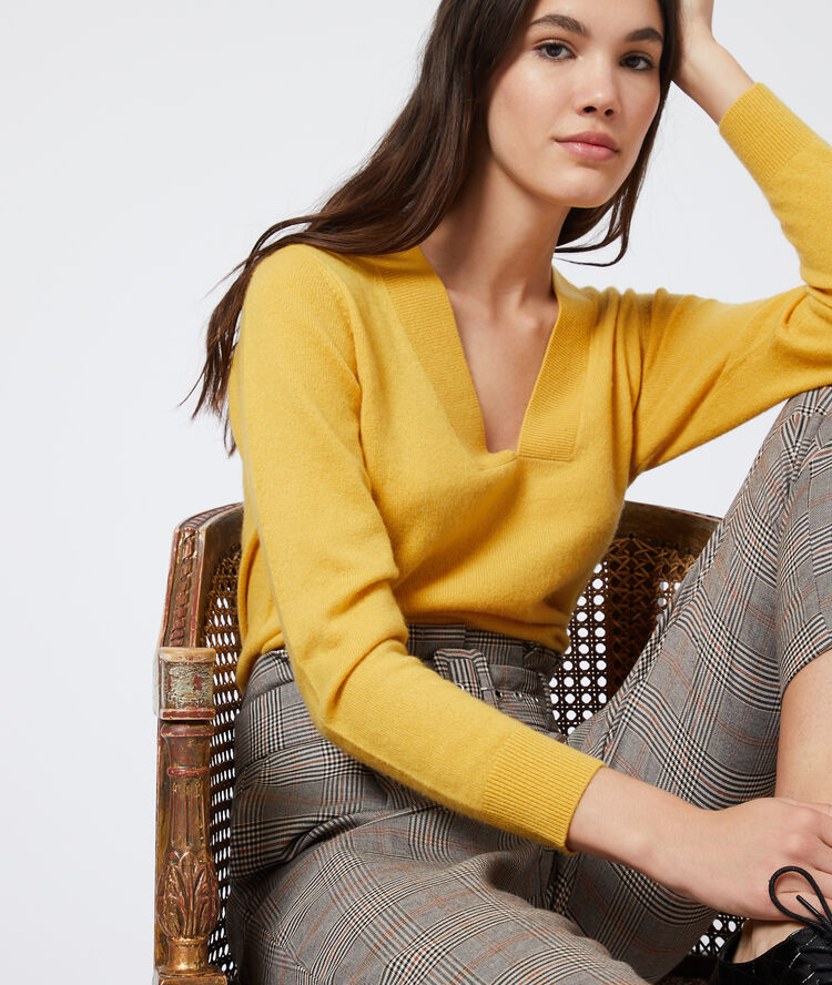 Pull col v en cachemire ocre.