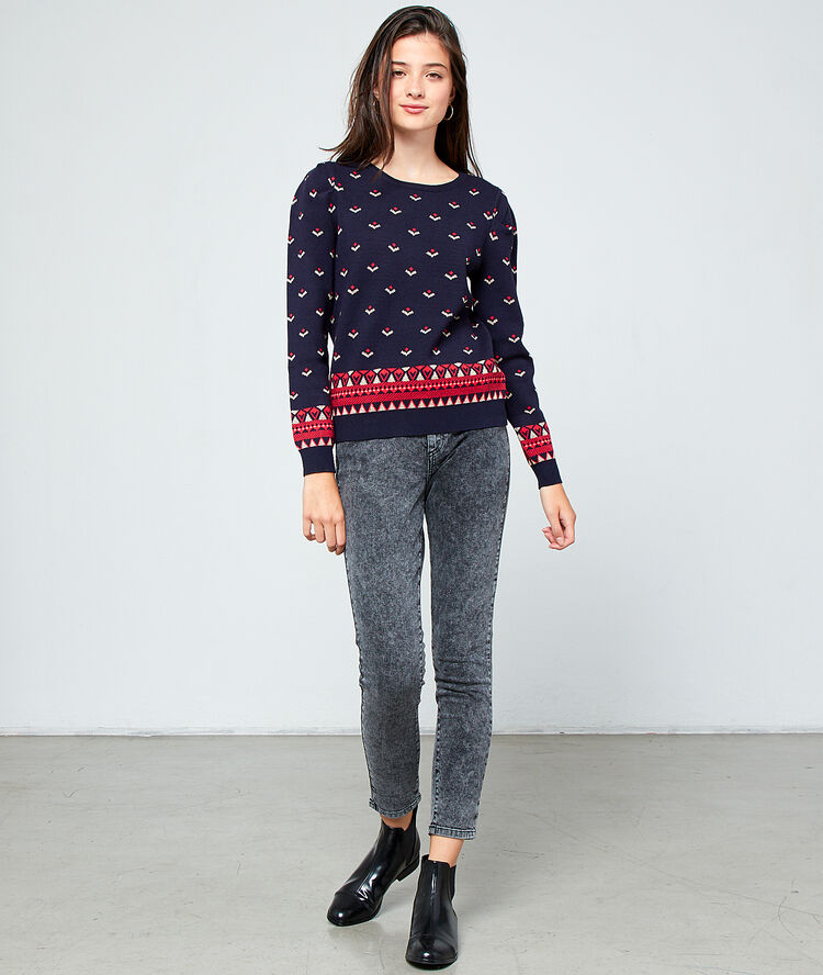 Pull à motifs en maille fine marine.