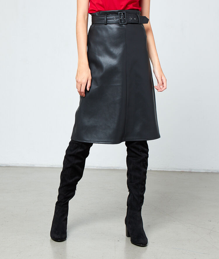 Jupe midi en simili cuir noir.