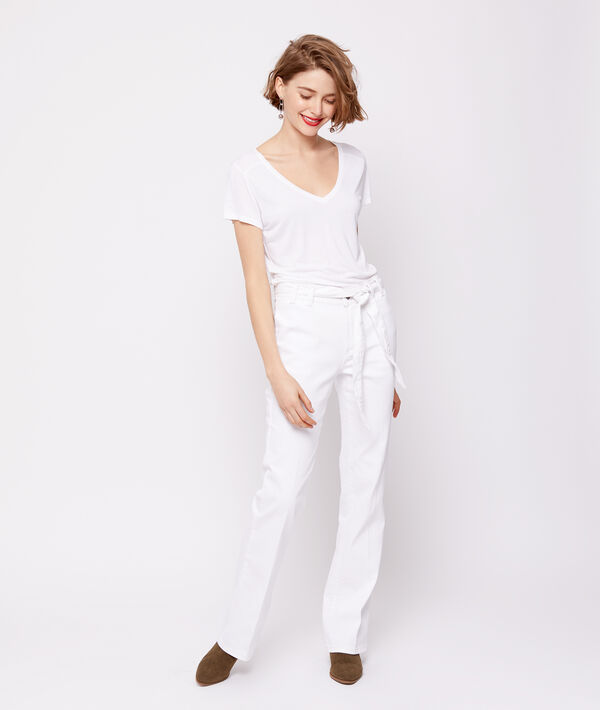 Pantalon flare ceinturé blanc.