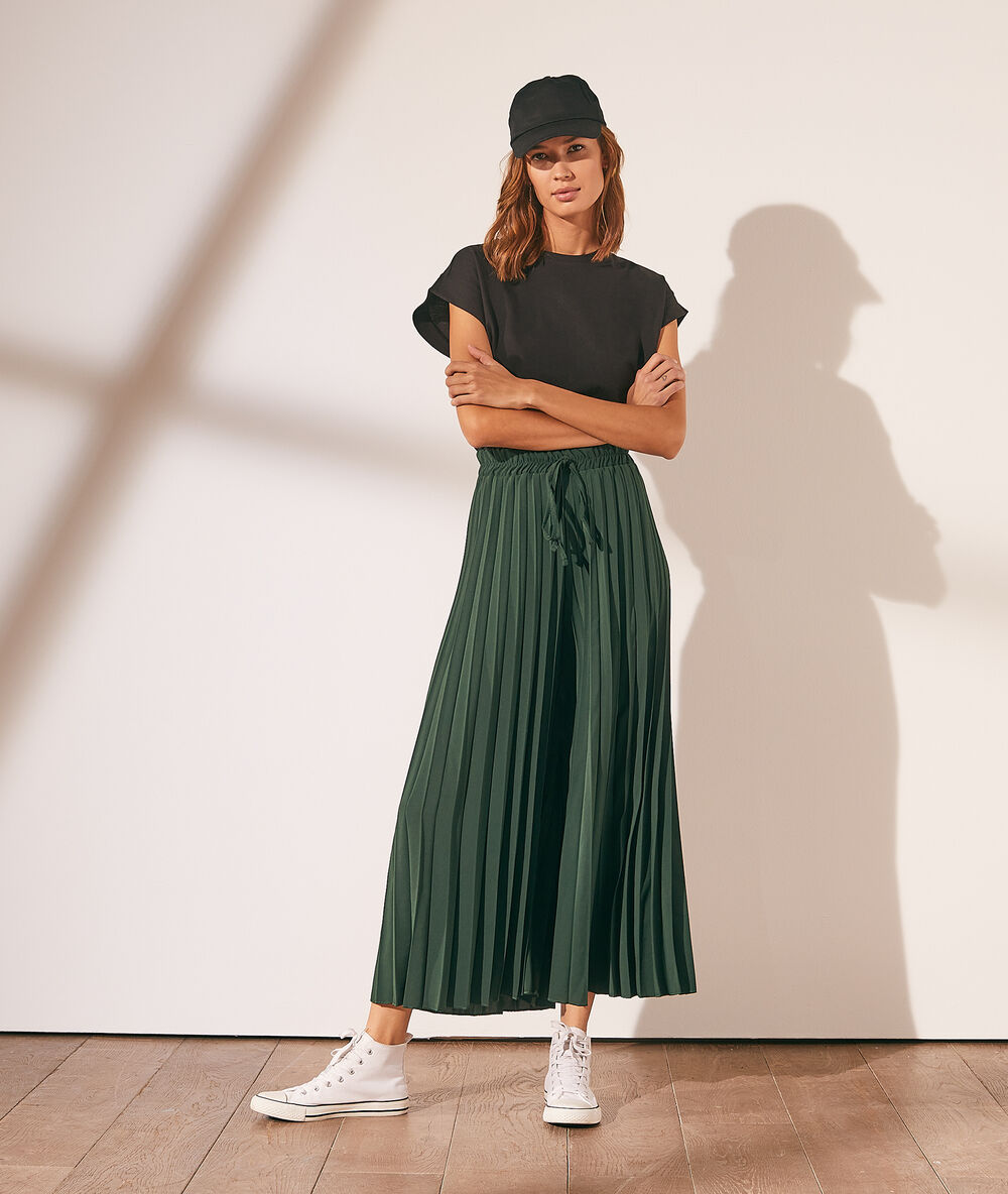 Pantalon large plissé kaki fonce.