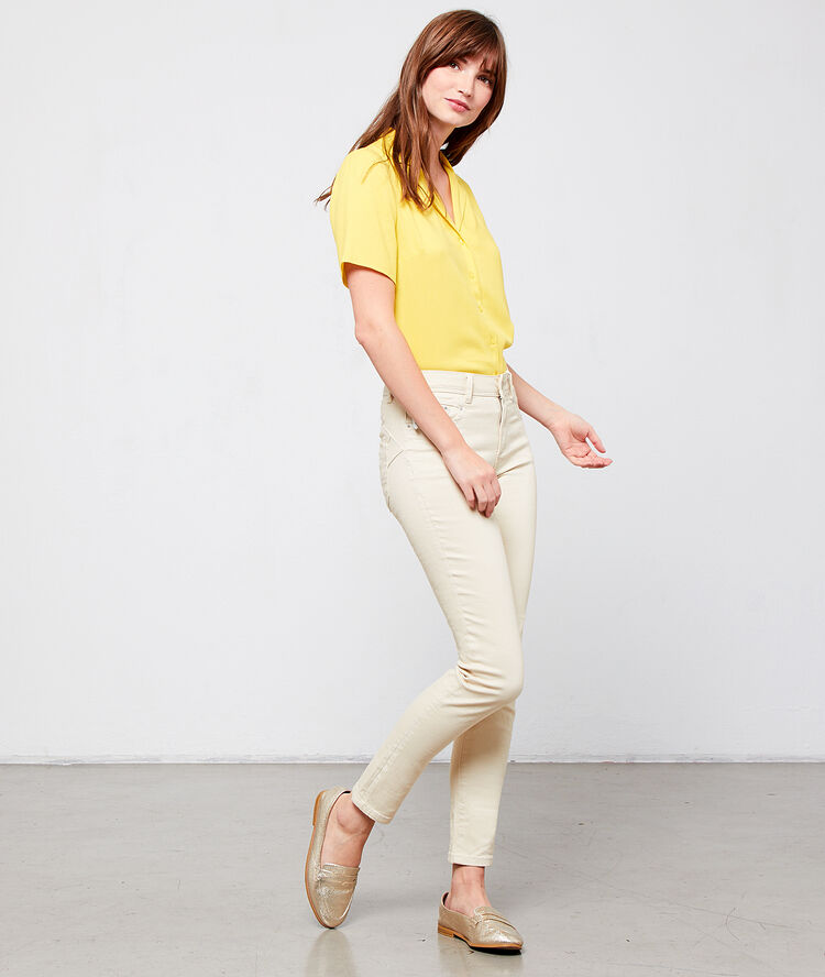 Chemisier fluide jaune.