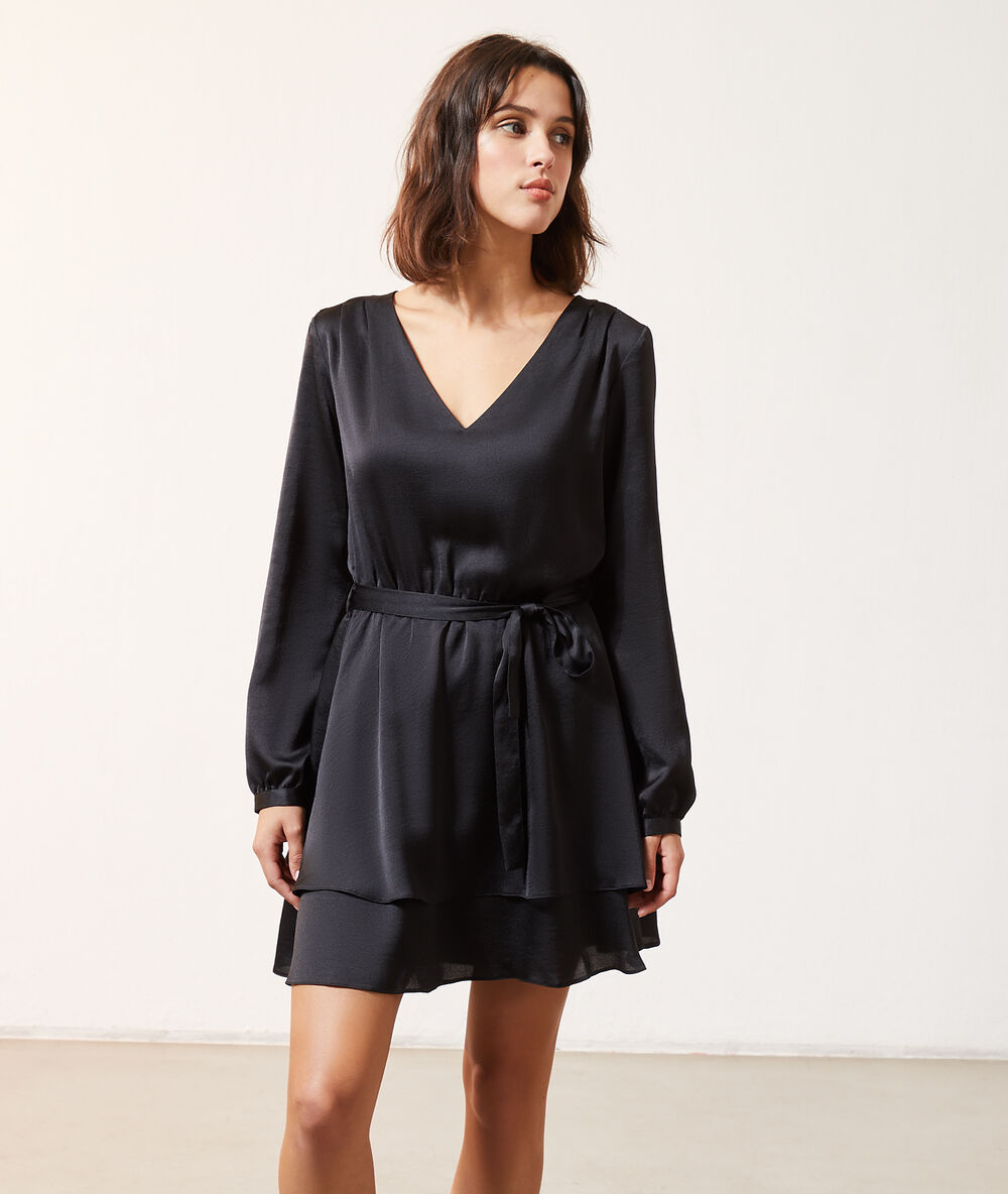 Robe satinée ceinturée noir.