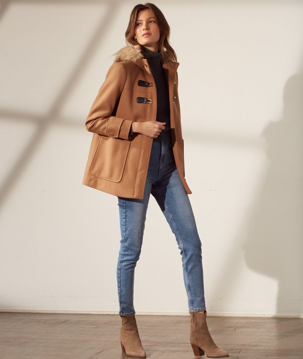 Manteau à capuche fourrure synthétique camel.