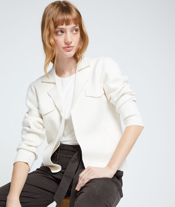 Gilet col tailleur en maille fine ecru.