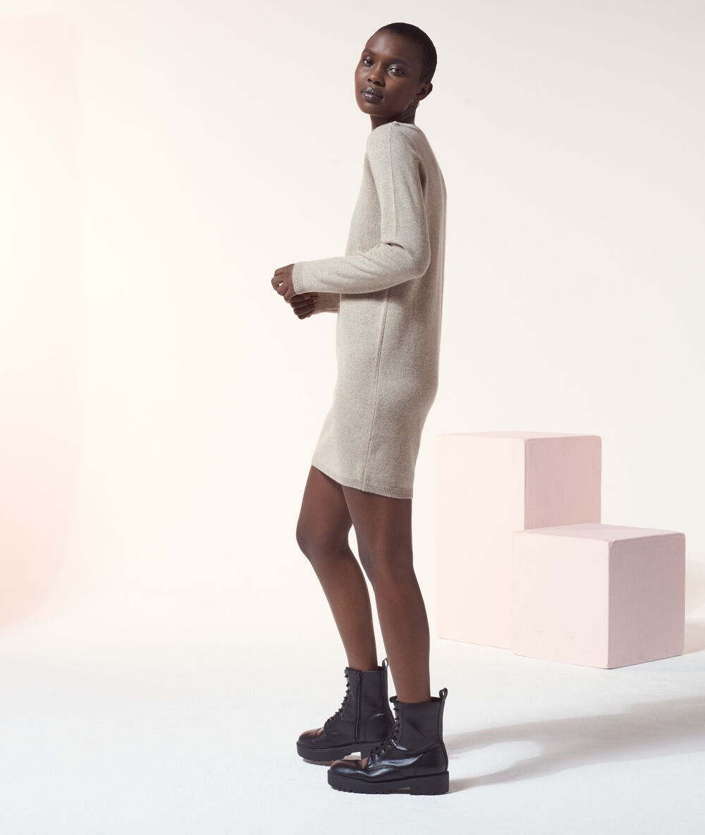 Robe-pull en cachemire camel.