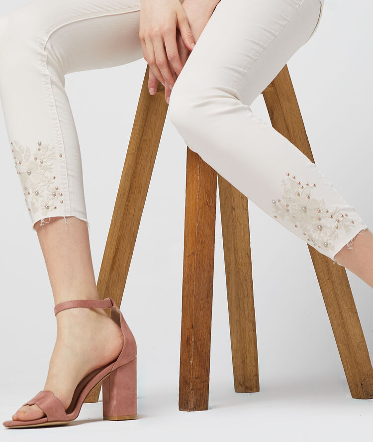 Jean skinny à broderies et perles nude.