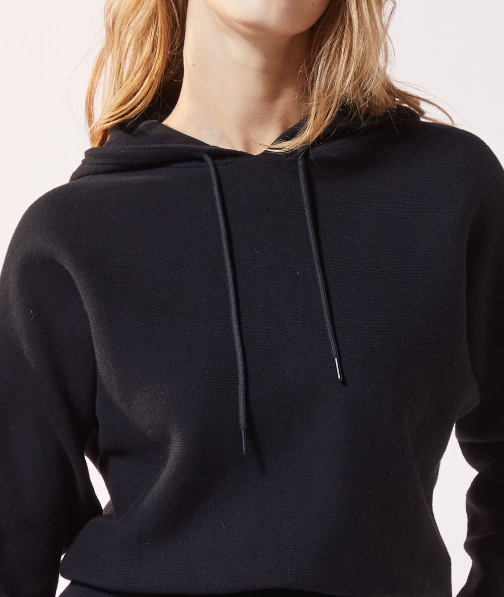 Sweat à capuche noir.