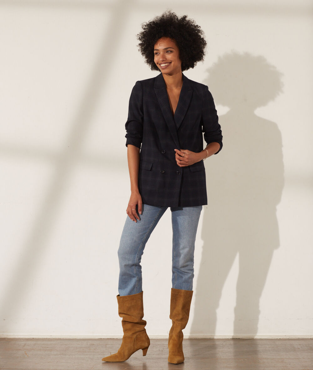 Veste de tailleur à carreaux bleu marine.
