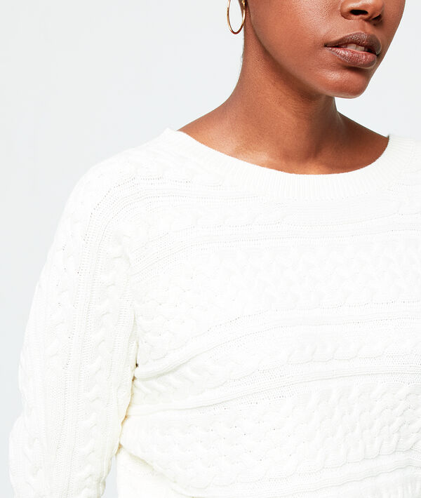 Pull en maille torsadée creme.