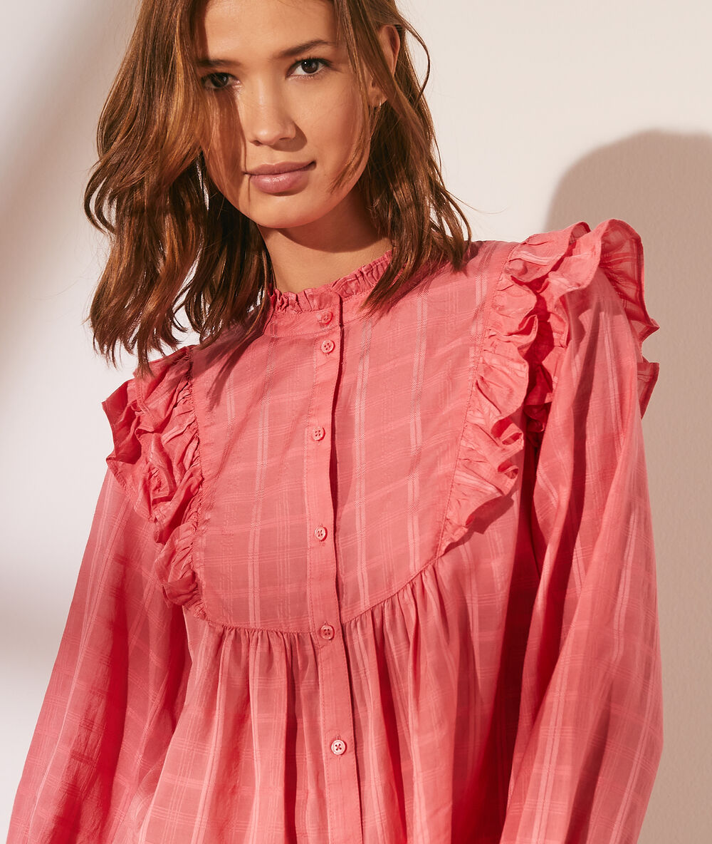 Chemise à volants rose.