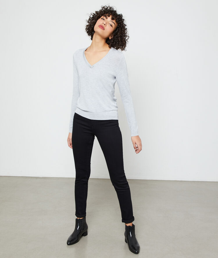 Pull col v en maille fine gris chine clair.