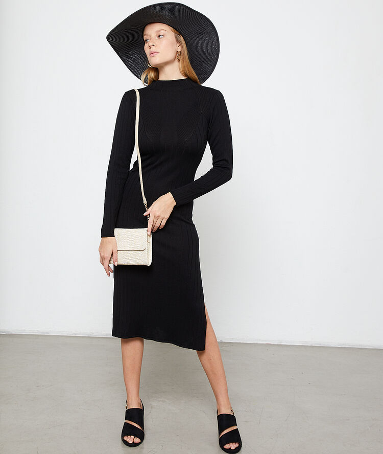 Robe pull côtelée noir.