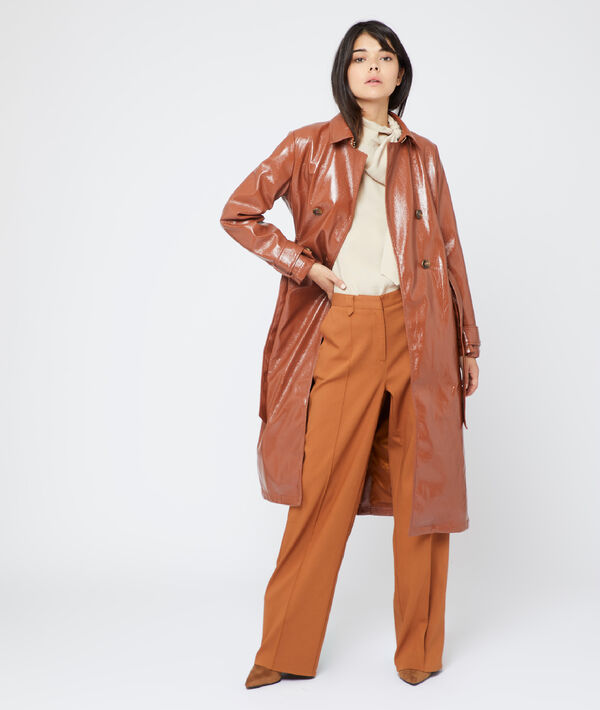 Trench en vinyle ceintur&eacute; savane.