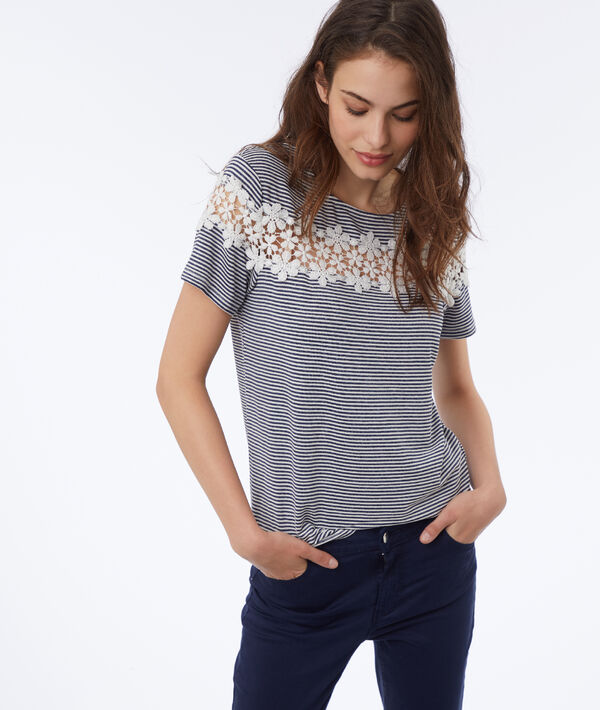 T-shirt avec dentelle fleurie T-shirt avec dentelle fleurie