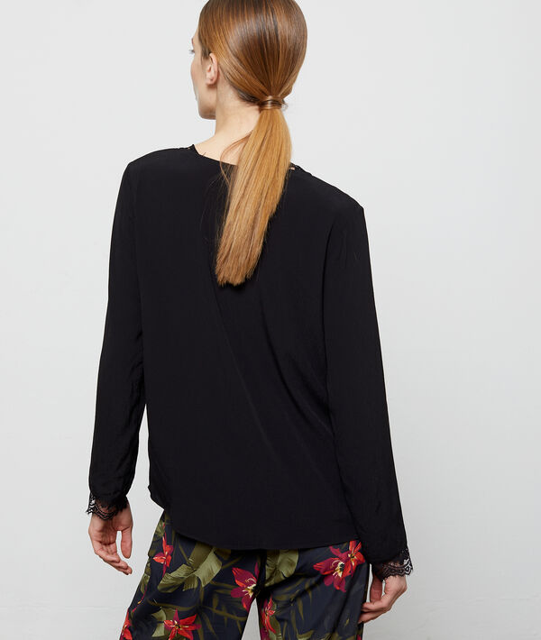 Blouse col v à guipure noir.