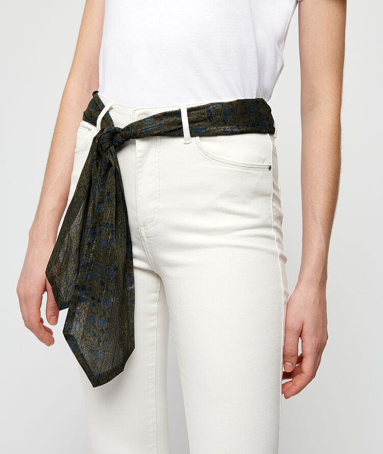 Jean flare avec foulard ecru.