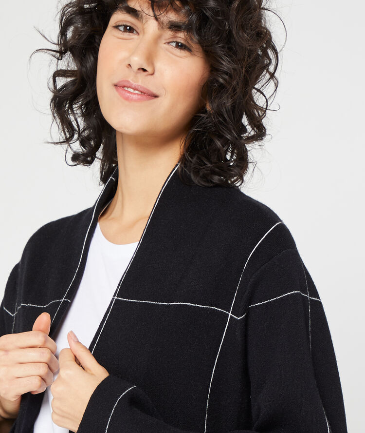 Gilet long à carreaux noir.