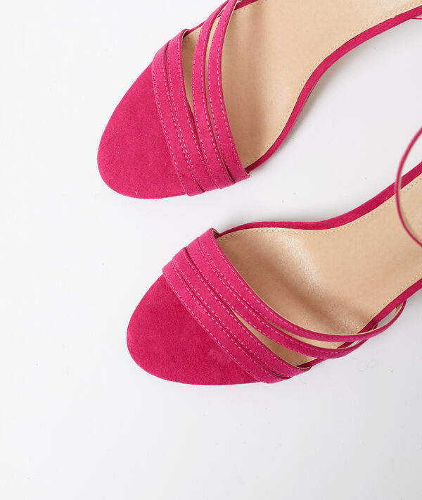 Sandales à talons effet daim framboise.