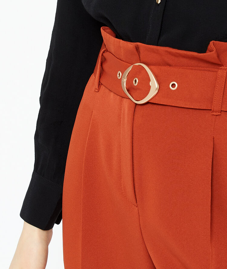 Pantalon carotte ceinturé brique.