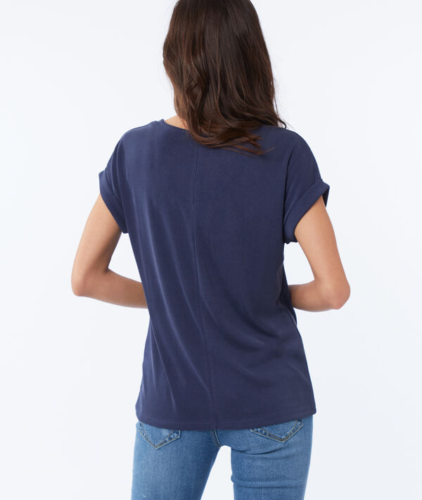 T-shirt col v bleu marine.