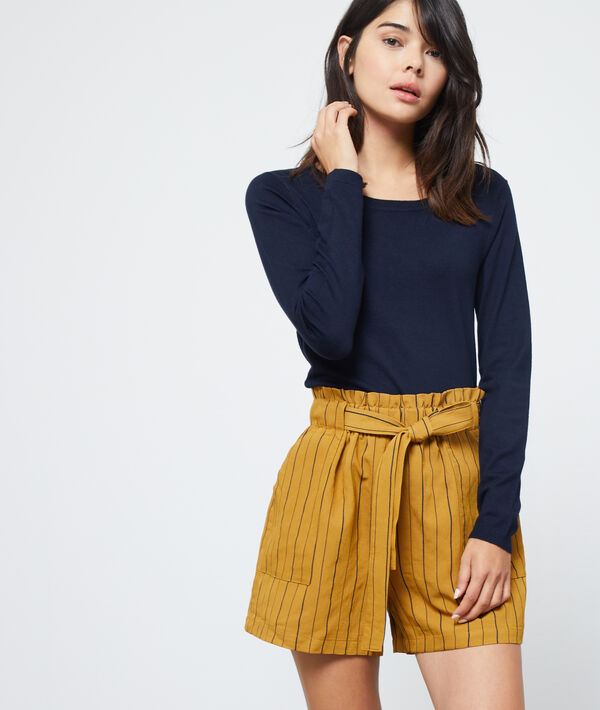 Pull col rond en maille fine marine.