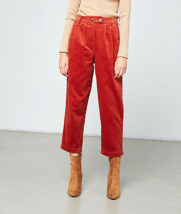 Pantalon en velours côtelé rouille.