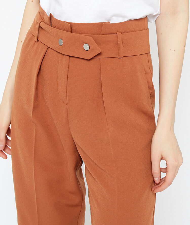 Pantalon carotte ceinturé terre.
