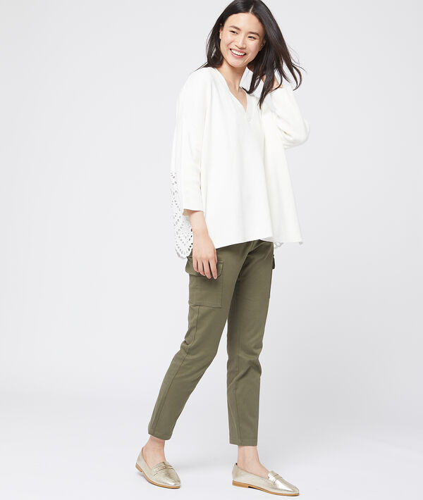 Pull en coton à broderies ecru.