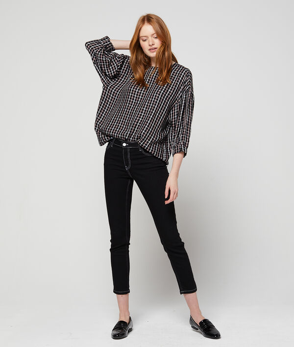 Blouse à carreaux rose.